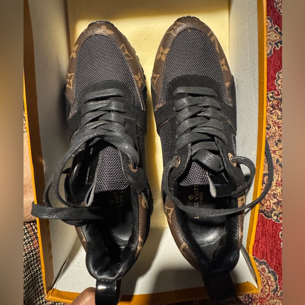 Brown logo sneakers. Reps. Excellent quality,never worn. Fits like a 6.5-7